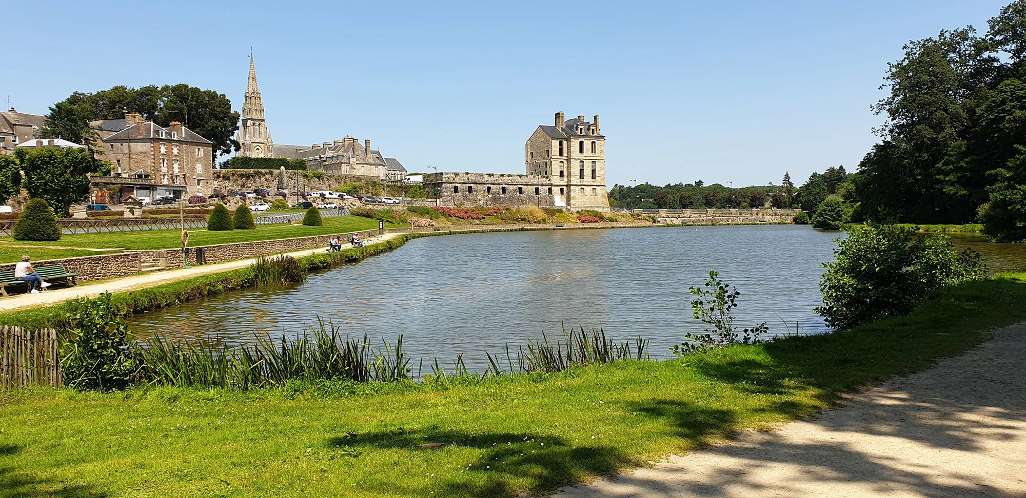 Vue sur le lac et le château de Quintin depuis le camping
