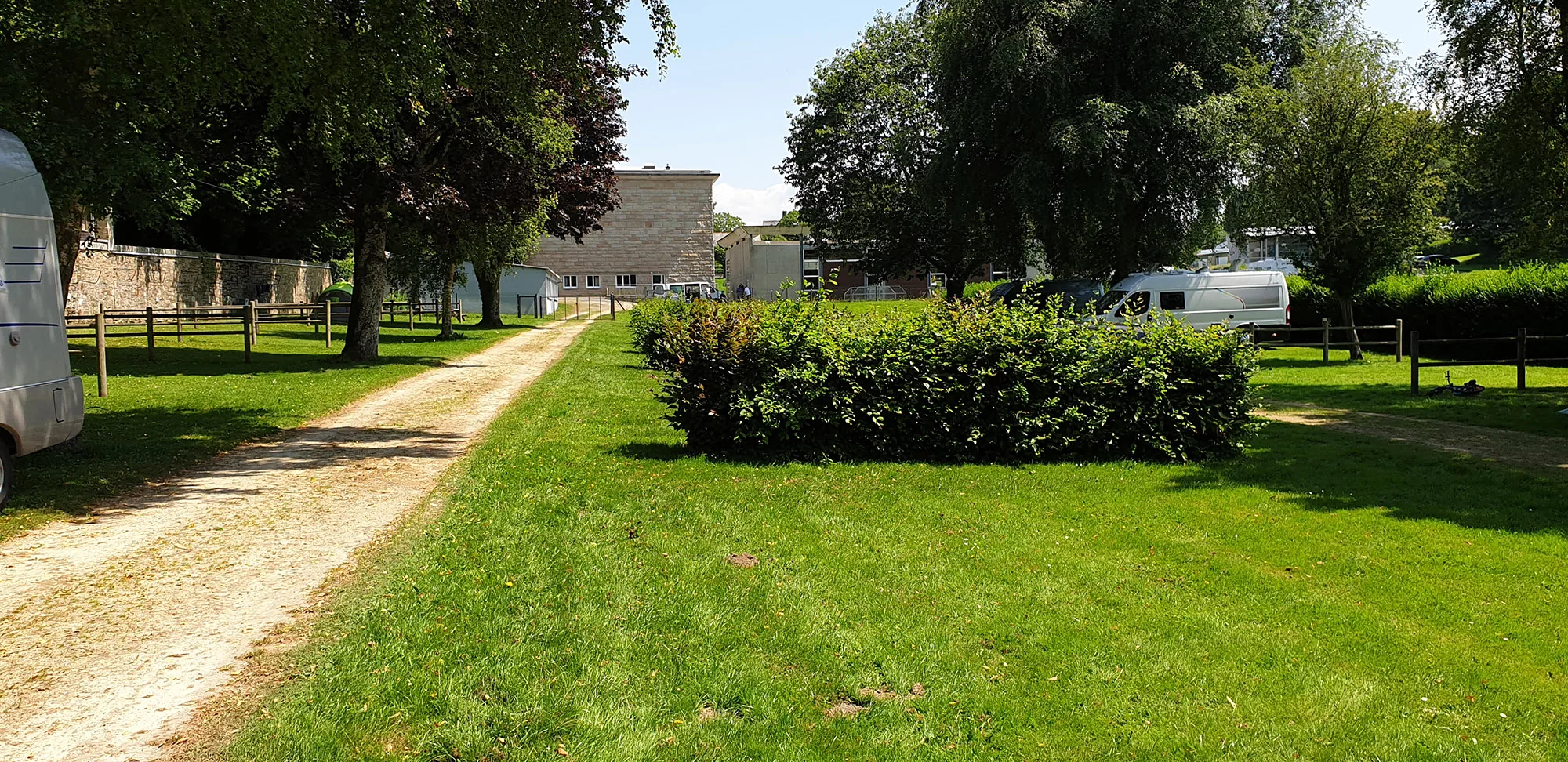 Allée verdoyante du camping