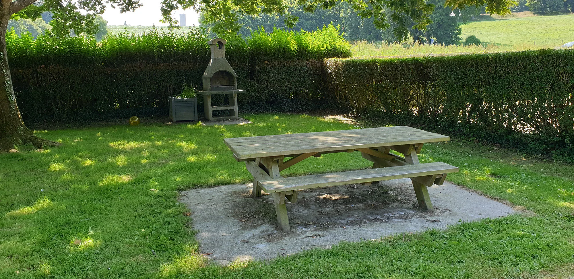 Table et barbecue en plein air